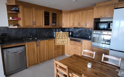 Precioso y acogedor apartamento con vistas panorámicas al mar y las montañas.
